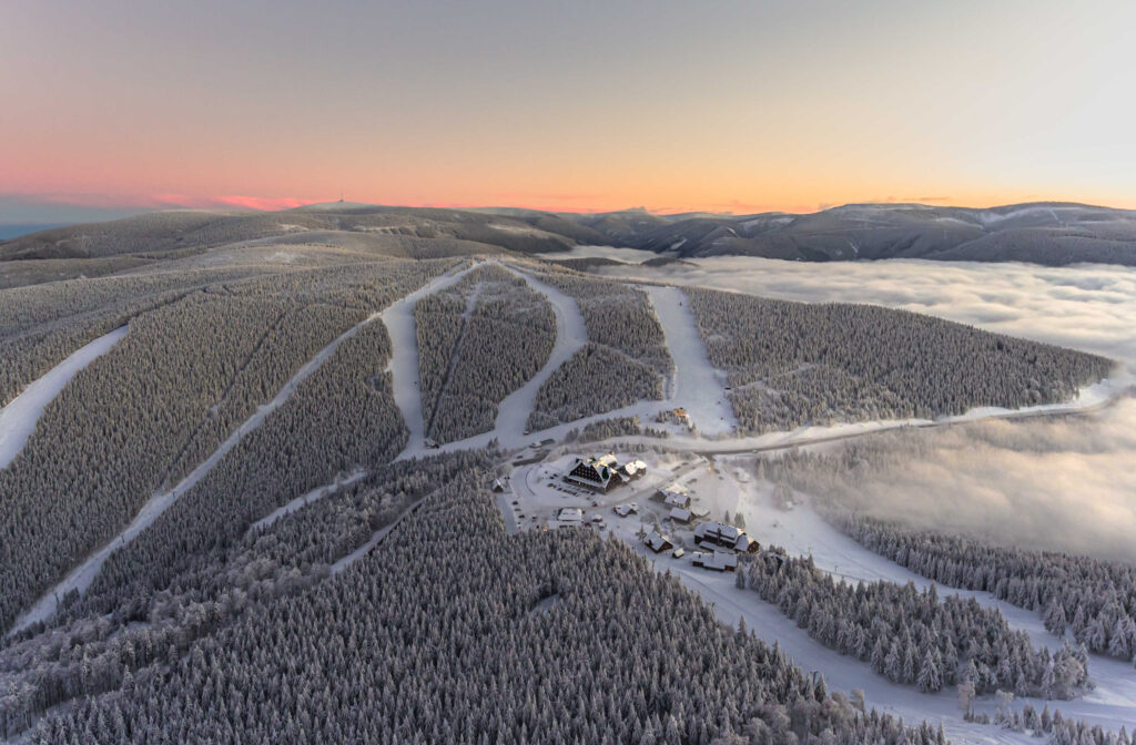 Červenohorské sedlo v Jeseníkách při západu sluncu. Pohled z dronu
