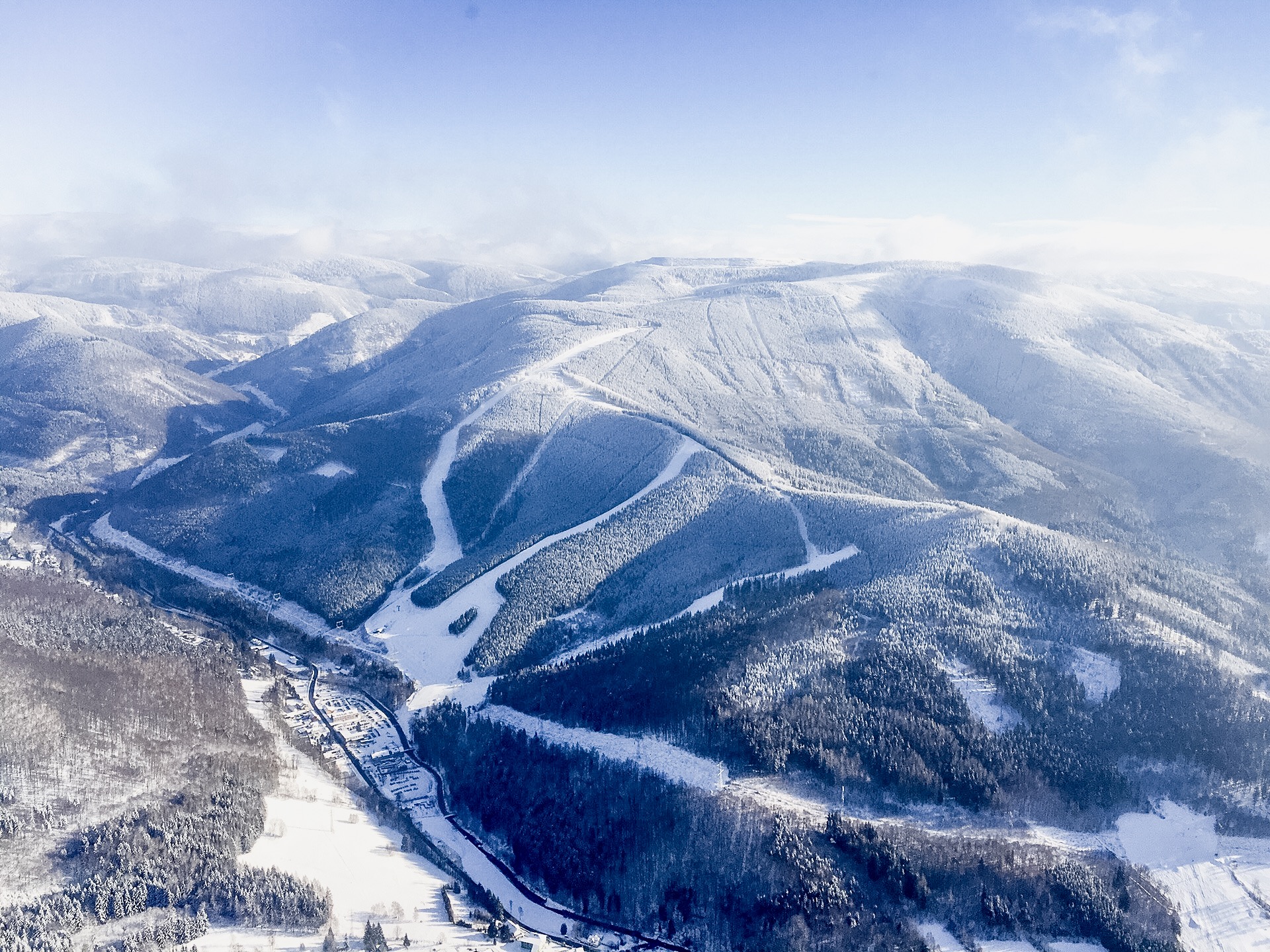 Kouty nad Desnou pohled na skiareal v zime