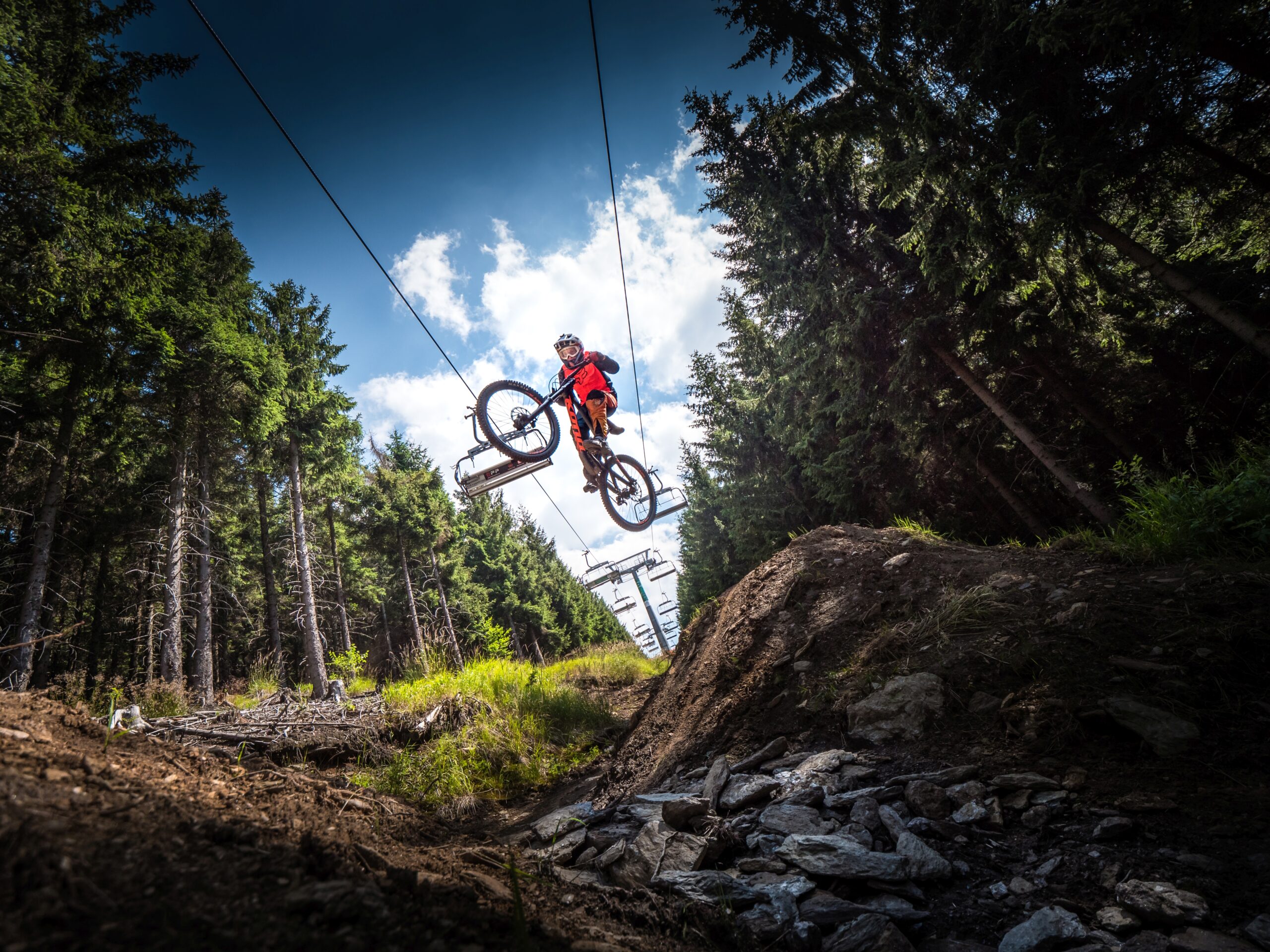 Bike park Kouty v Jeseníkách: ps_cemba podhled na bikera pri skoku