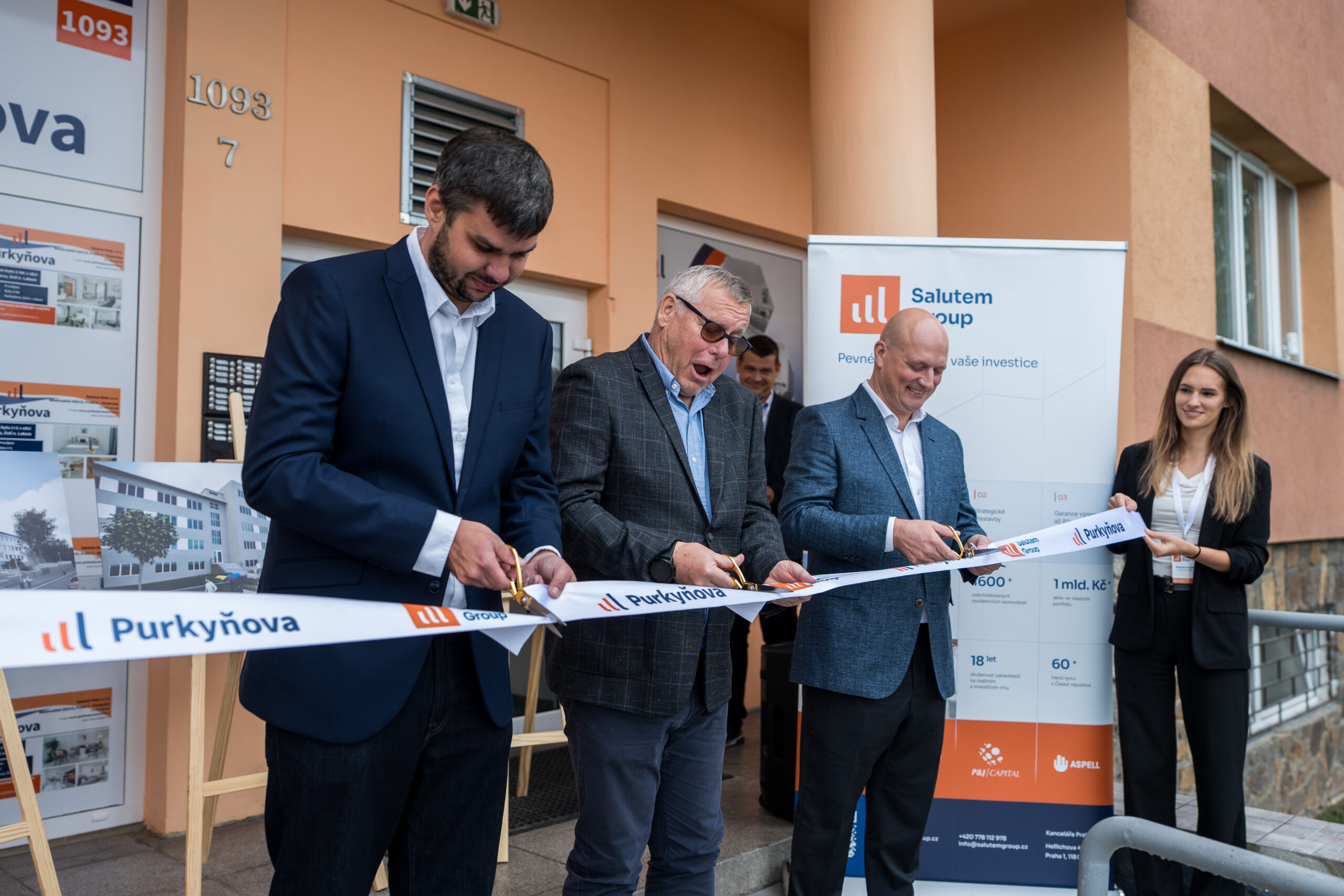 Na fotce probíhá slavnostní stříhání pásky při kolaudaci Projektu Purkyňova - na fotce jsou spoluzakladatel Salutem Group Jaroslav Ton, primátor Ústí nad Labem Petr Nedvědický a starosta MČ Střekov Pavel Peterka